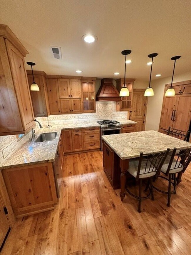 Foto del edificio - Lovely 1bd duplex style unit w/ carport and pet friendly negotiable!