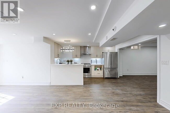 Building Photo - 106 Royview Crescent