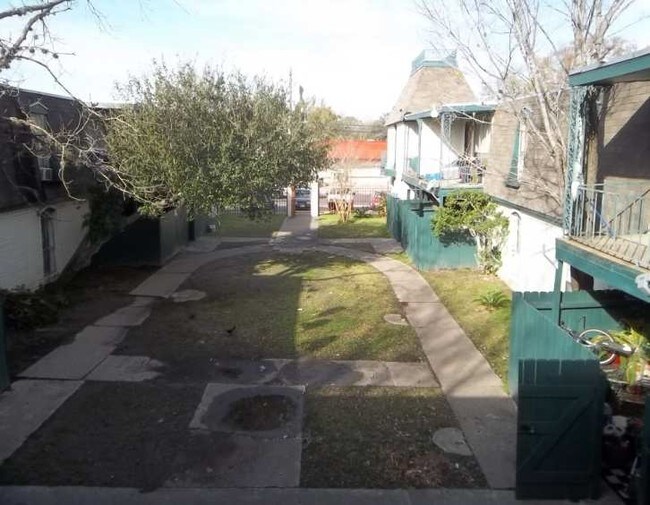 Courtyard - 6215 Tierwester St