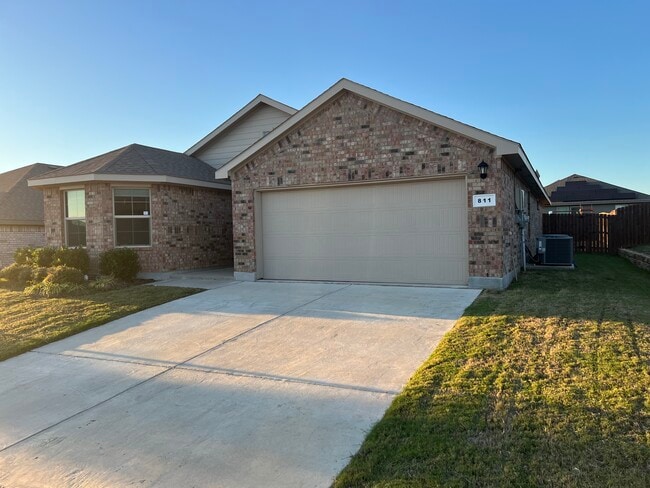 Foto del edificio - 811 Wolf Creek Dr