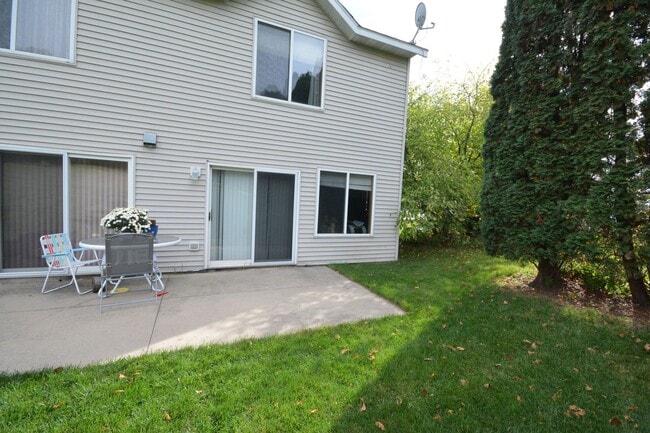 Building Photo - Rare end unit townhome in super convenient...