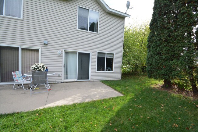 Foto del edificio - Rare end unit townhome in super convenient...
