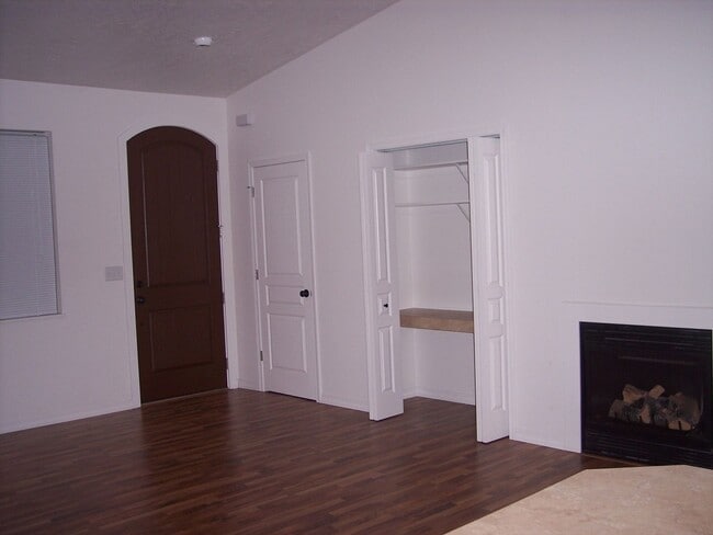 Building Photo - 2 bed 1.5 bath home