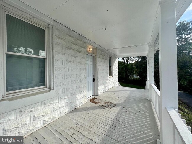 Building Photo - 6 Laurel Hill Ln