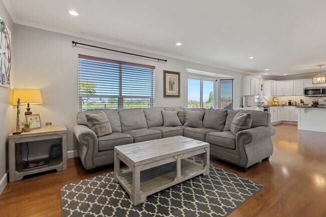 Building Photo - 3 Bed, 2.5 Bath - Pacific Highland Neighbo...