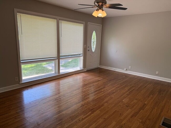 Photo - Lovely and Spacious Home in South Nashville - Garage and Fenced in Yard
