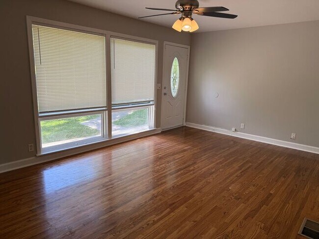 Foto del edificio - Lovely and Spacious Home in South Nashville - Garage and Fenced in Yard