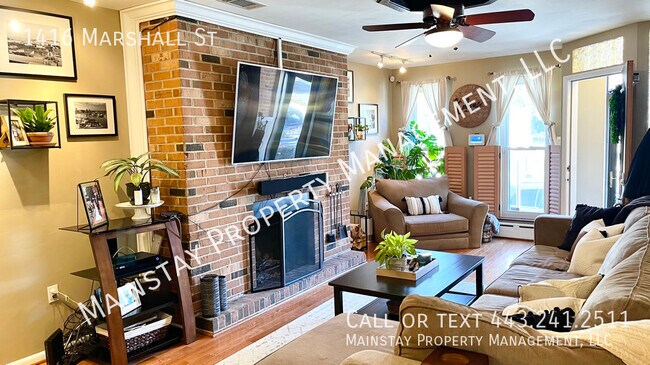 Building Photo - Spacious Updated 3 Bedroom Rowhome W/ Patio!
