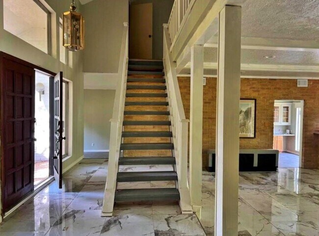 Building Photo - 6123 Northway Dr