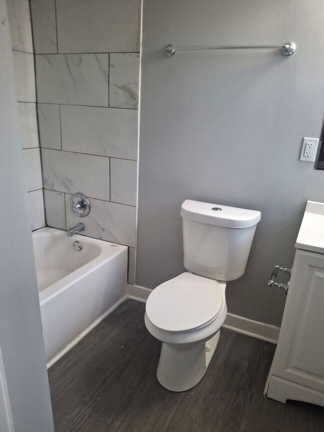 Building Photo - 1308 W College St