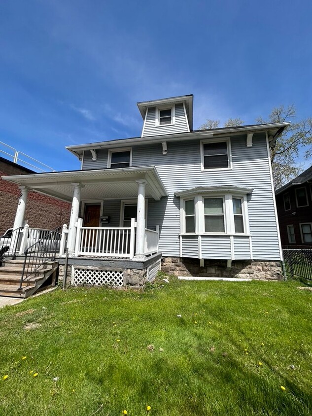 Primary Photo - 912 S Clinton Ave