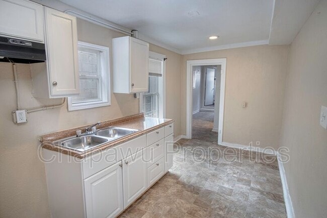 Building Photo - 150 Bank St