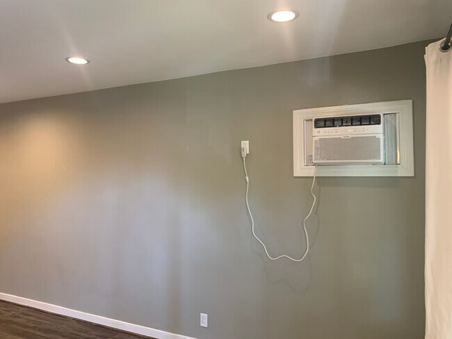 Foto del edificio - 7307 Willoughby Ave