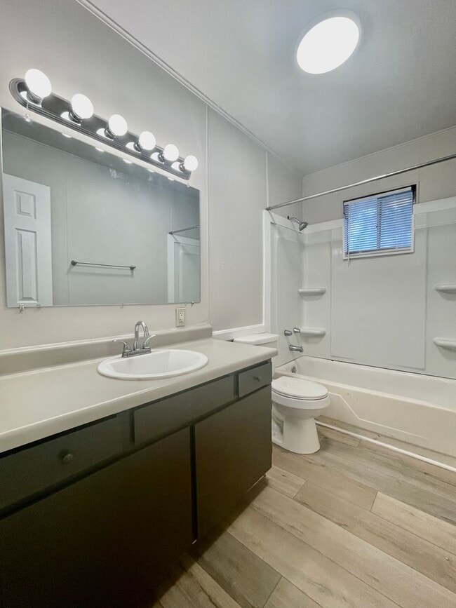 Foto del edificio - 2 Bedroom / 1 Bathroom Duplex Unit with Washer/Dryer connections