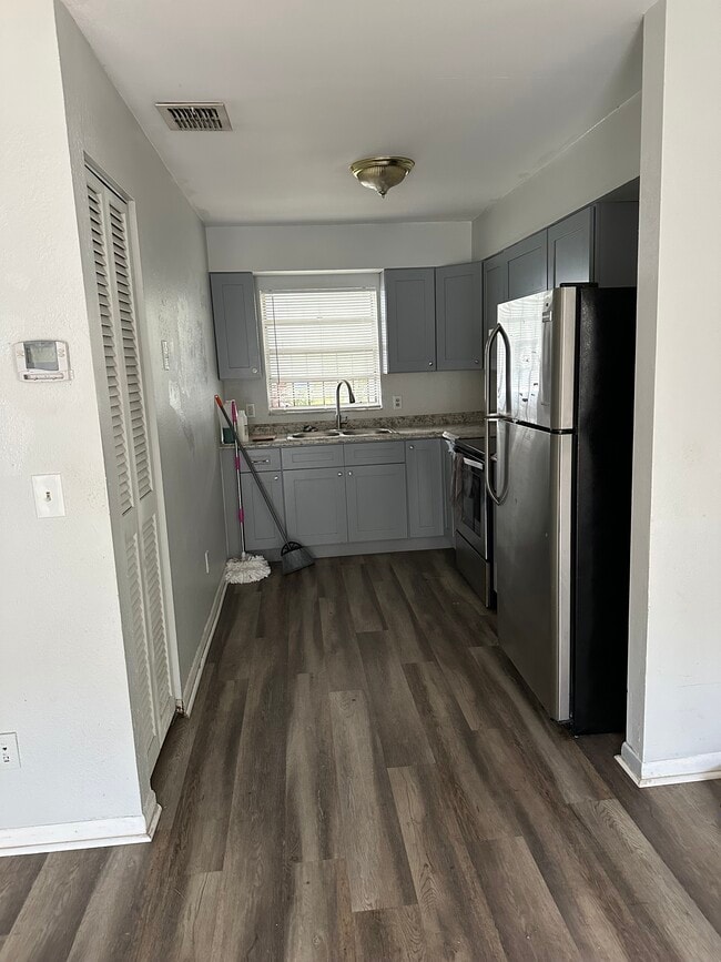 Kitchen - 1701 W Cherry St