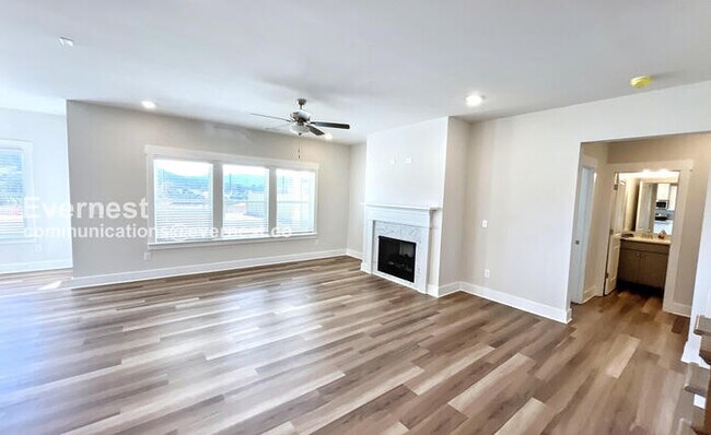 Foto del edificio - 4 Bed/3 Bath Home with Fenced Yard & Garage / Available Now!