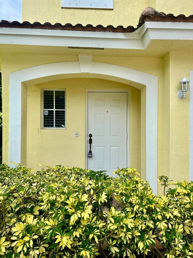 984 Imperial Lake Rd, West Palm Beach, FL 33413 Townhome Rentals in