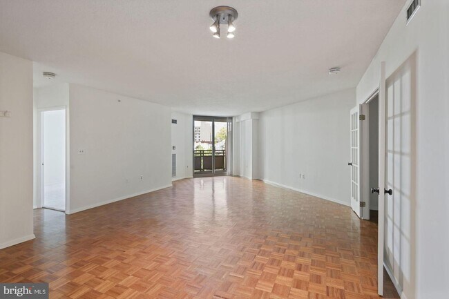 Building Photo - 7111 Woodmont Ave