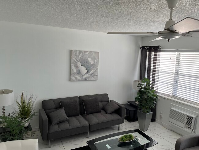 Lovely Decor - 239 Sheffield J