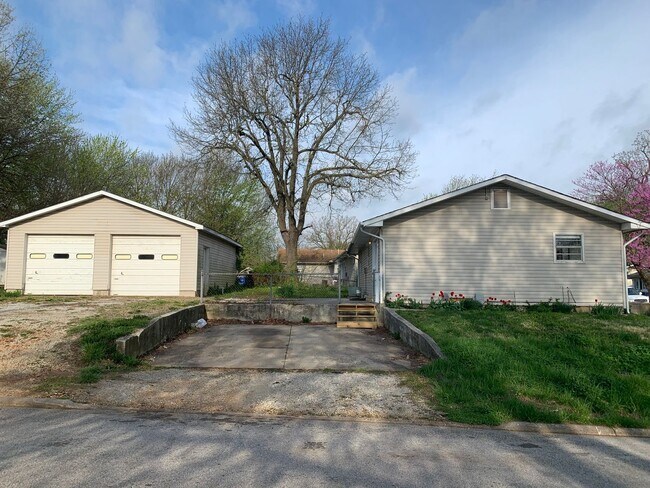 Foto del edificio - Nice 3 bedroom 1 bathroom Corner Lot avail...