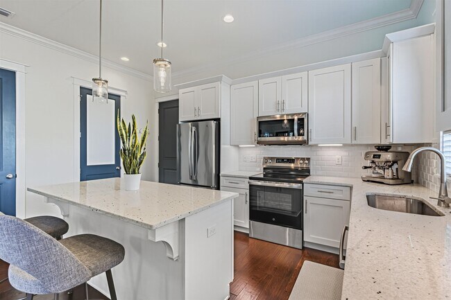 Building Photo - 411 Glenview Dr