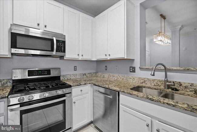 Building Photo - 4852 Eisenhower Ave