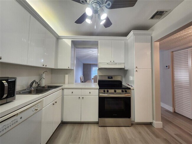 Foto del edificio - 8121 SW 24th Ct