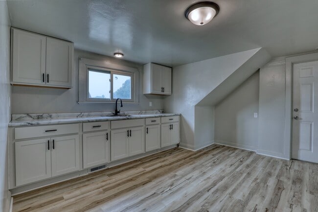 Building Photo - 2213 S 74th St