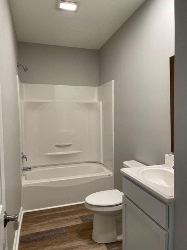 Building Photo - Market View Luxury Apartment!  Lebanon Sch...