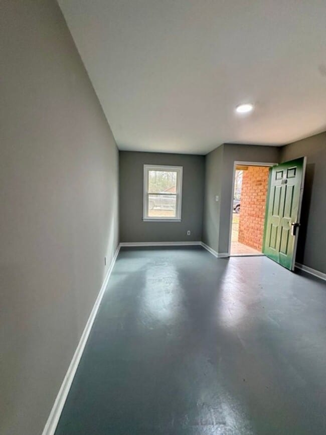 Building Photo - Freshly Remodeled & Move-In Ready!