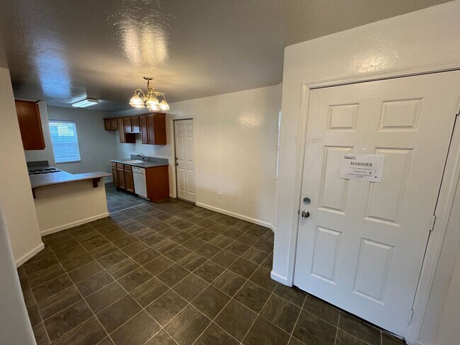 Building Photo - CHARMING HOME In Porterville