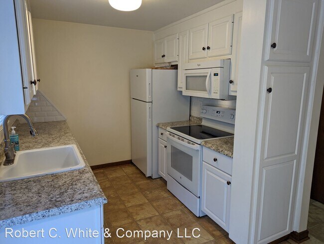 Building Photo - 2 br, 1.5 bath House - 400 North Main Stre...