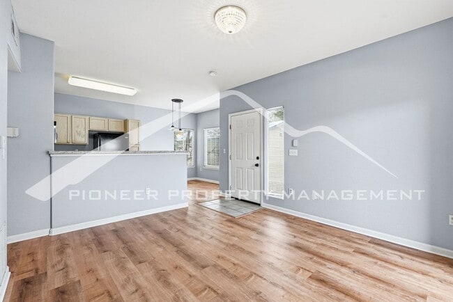 Foto del edificio - Spacious Condo with Washer/Dryer and Central AC