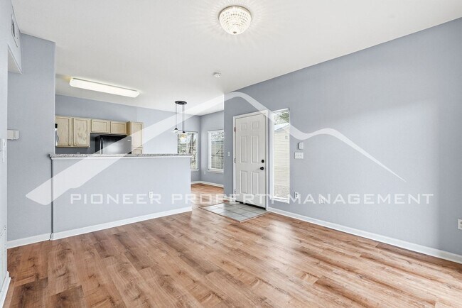 Building Photo - Spacious Condo with Washer/Dryer and Central AC
