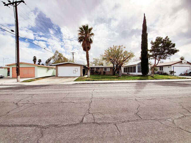 Building Photo - Coming Soon 6/14/24 COZY 4BED/2BATH HOME I...