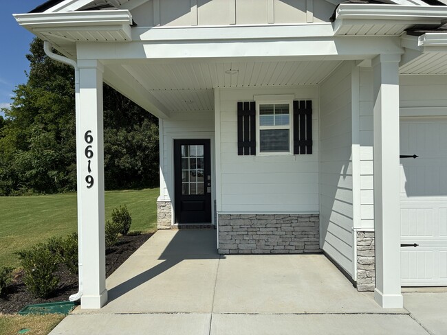 Foto del edificio - 6619 Japonica Ln