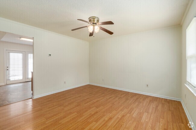 309-D - 2 habitaciones, 1.5 baños - 950 pies cuadrados - Sala de estar - Southfork Apartments