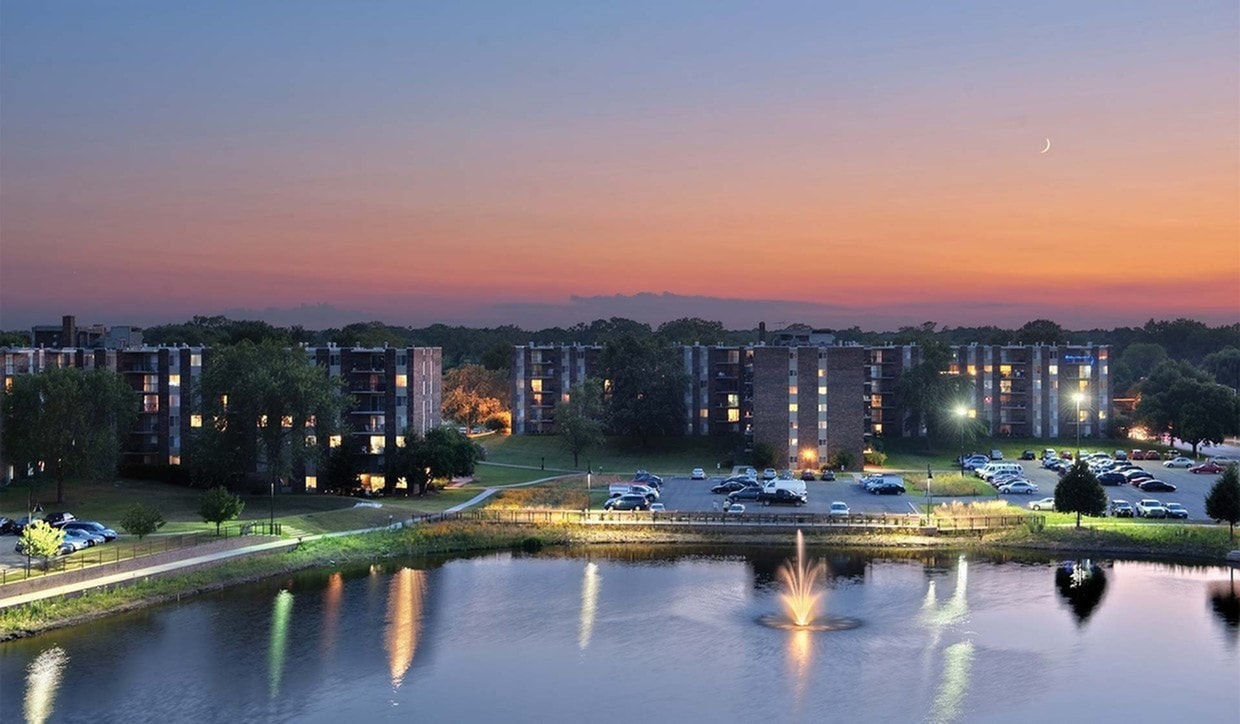 Twin Lake Towers Apartments in Westmont, IL
