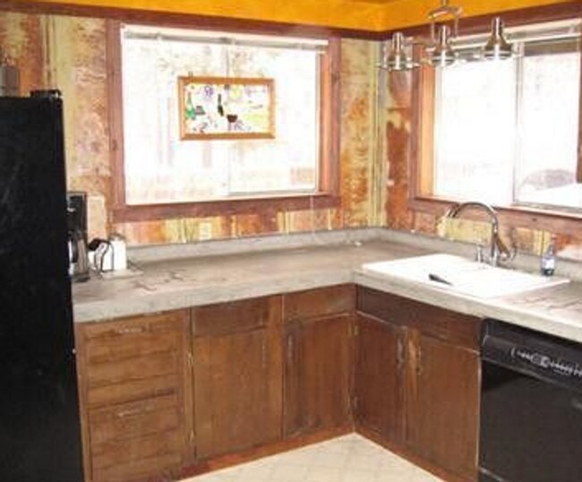 Foto del edificio - Charming 3-Bedroom Home on Half-Acre in Sk...