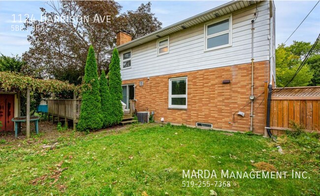 Photo du bâtiment - SPACIOUS 5 BED/3 BATH - WEST END PLUS HYDR...