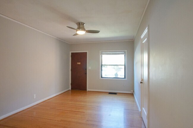 Foto del edificio - Heart of NW: Charming 1-Bedroom Ready Late...