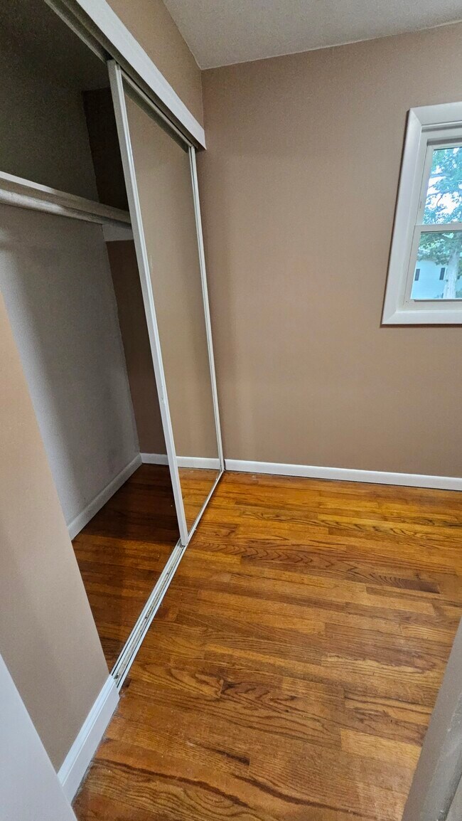 Walk In Closet - 5 Tudor Ct W