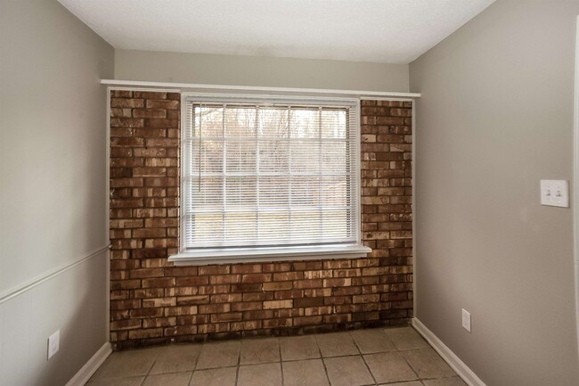 Building Photo - 2999 Morningview Dr