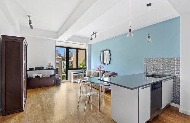 Building Photo - Comfortable Living in a Desirable Area