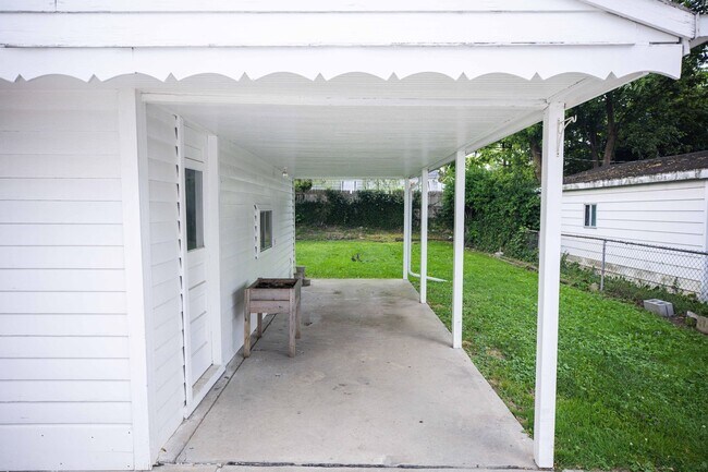 Building Photo - Beautiful traditional three bedroom two st...