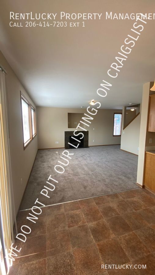 Building Photo - Beautiful & LARGE 3-Bedroom Duplex with Ga...