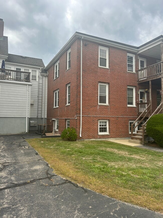 Building Photo - 275 Neck St