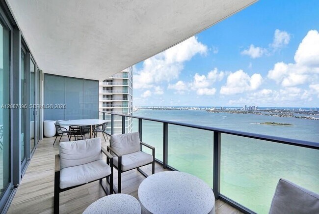 Foto del edificio - 650 NE 32nd St
