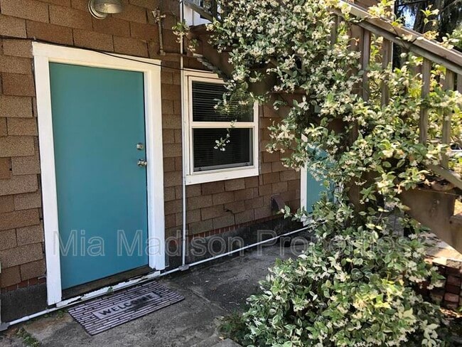 Building Photo - 2403 Bolling St