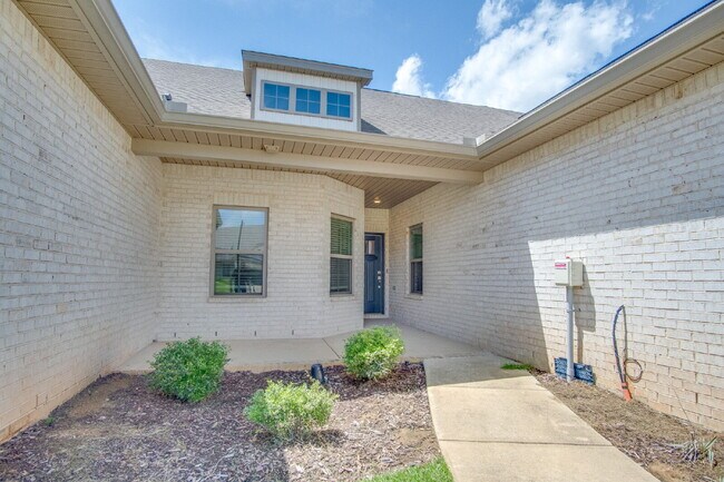 Foto del edificio - Spacious Cantonment Townhome with Open Layout, 2-Car Garage, Covered Back Porch & Easy Access to ...